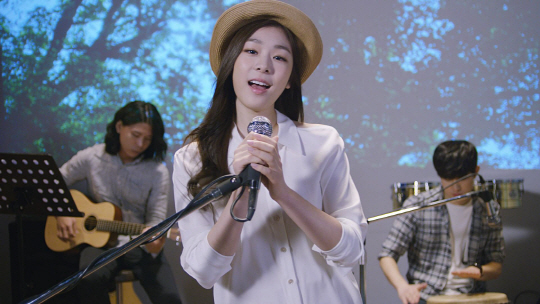 삼성전자는 무풍에어컨 Q9500의 주요 특징들을 효과적으로 전달하는 김연아 무풍쏭 영상을 3일 공개했다. 김연아가 노래를 부르면서 삼성 무풍에어컨 'Q9500'의 주요 특징을 전달하고 있다. <삼성전자 제공>